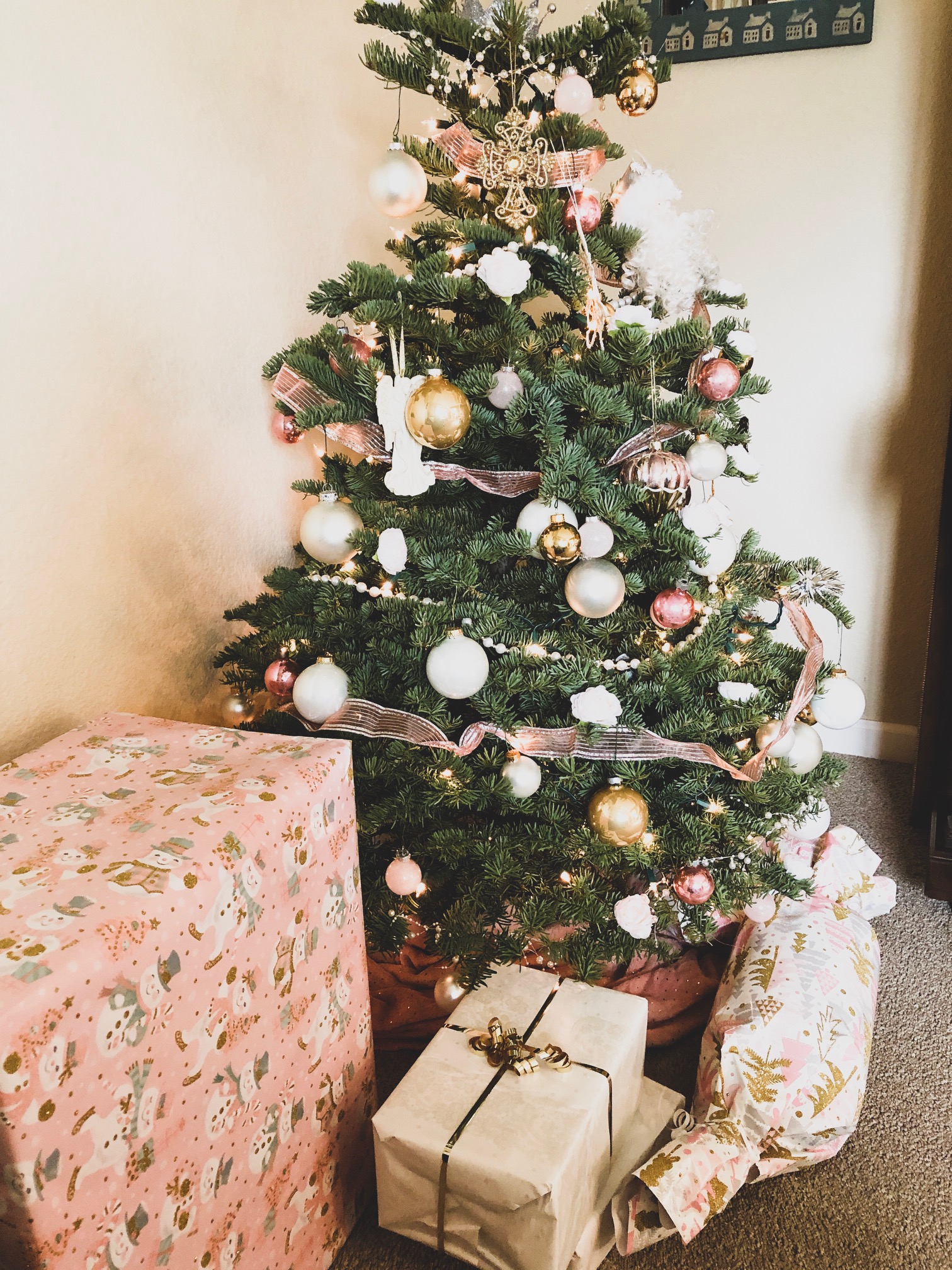 How To Decorate A Shabby Chic Christmas Tree - Walls Of Wonderland